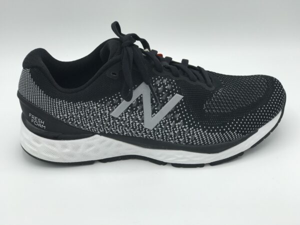 880v10 - Black/White